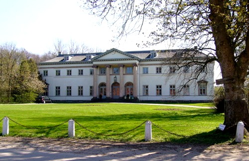 Herrenhaus des Gutes Knoop (1791/96). Dieser bedeutende Bau des Klassizismus wurde von Axel Bundsen gebaut. Foto: UphoffHe Herrenhaus des Gutes Knoop (1791/96). Dieser bedeutende Bau des Klassizismus wurde von Axel Bundsen gebaut. Foto: UphoffHe