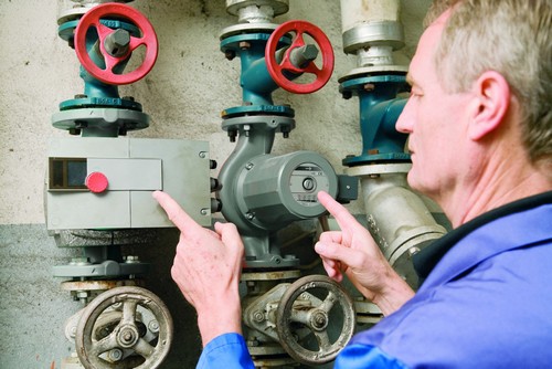 Ein Fachhandwerker überprüft die Heizungsanlage. Foto: djd/Intelligent heizen/VdZ