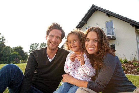 Damit sich die Bauherren in ihrem neuen Eigenheim rundum wohlfühlen, müssen vor allem  Bauqualität und die Größe des Hauses stimmen. Foto: djd/Fingerhaus Damit sich die Bauherren in ihrem neuen Eigenheim rundum wohlfühlen, müssen vor allem  Bauqualität und die Größe des Hauses stimmen. Foto: djd/Fingerhaus