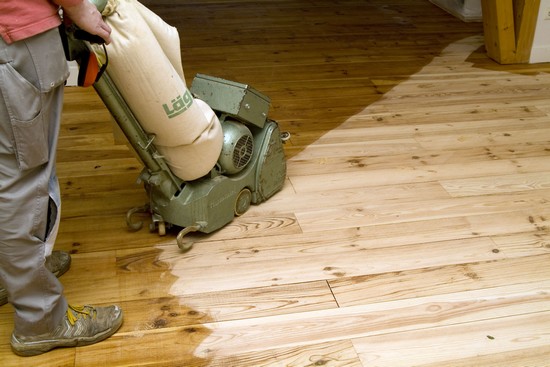 Betagte Dielenböden lassen sich auch vom Heimwerker wieder verschönern.  Passende Schleifgeräte gibt es in vielen Baumärkten zu leihen. Foto: djd/biopin