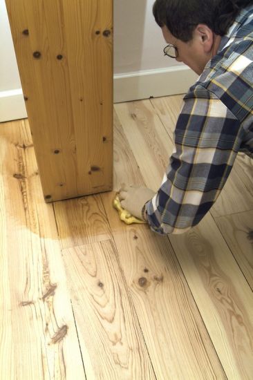 Frisch geschliffen und etwa mit einem Hartwachsöl gepflegt, erhält der Dielenboden einen neuen, frischen Glanz. Foto: djd/biopin Frisch geschliffen und etwa mit einem Hartwachsöl gepflegt, erhält der Dielenboden einen neuen, frischen Glanz. Foto: djd/biopin