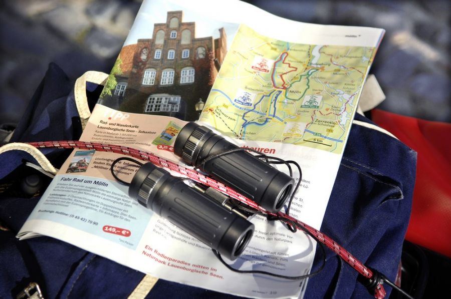 Vor dem Start seiner Rad- oder Wandertour kann man sich in der Tourist-Information am Marktplatz mit Übersichtskarten, GPX-Downloads und Beschreibungen der einzelnen Routen versorgen. (Foto: HLC/Tourist-Information Mölln) Vor dem Start seiner Rad- oder Wandertour kann man sich in der Tourist-Information am Marktplatz mit Übersichtskarten, GPX-Downloads und Beschreibungen der einzelnen Routen versorgen. (Foto: HLC/Tourist-Information Mölln)