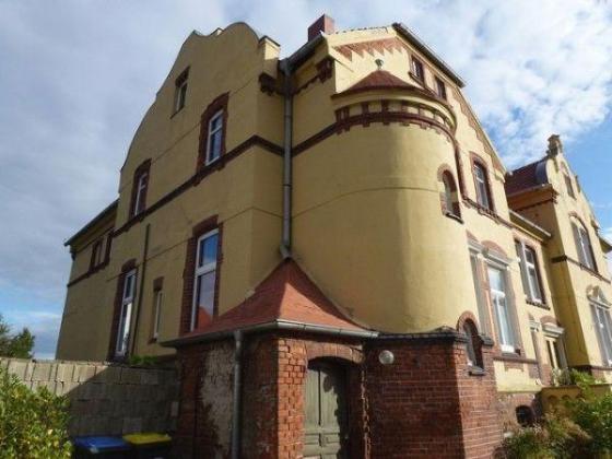 Gutshof mit 4 Wohnungen, Torhaus u. Stallgebäuden bei Magdeburg