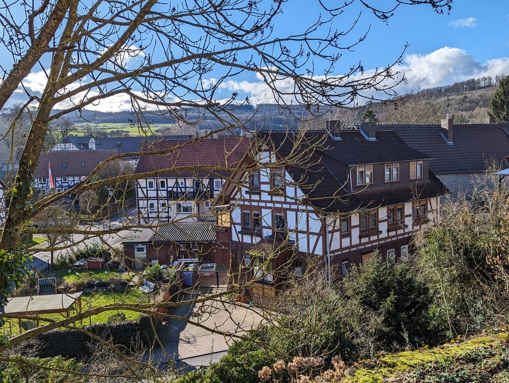 Tradition trifft Raumvielfalt - Großes Wohnhaus mit Einliegerwohnung und Gartenidylle