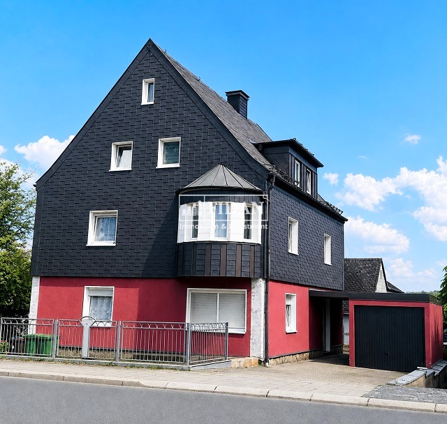 *Großzügiges 3-Familienhaus mit drei Garagen – Eigennutzung und Kapitalanlage perfekt kombiniert*