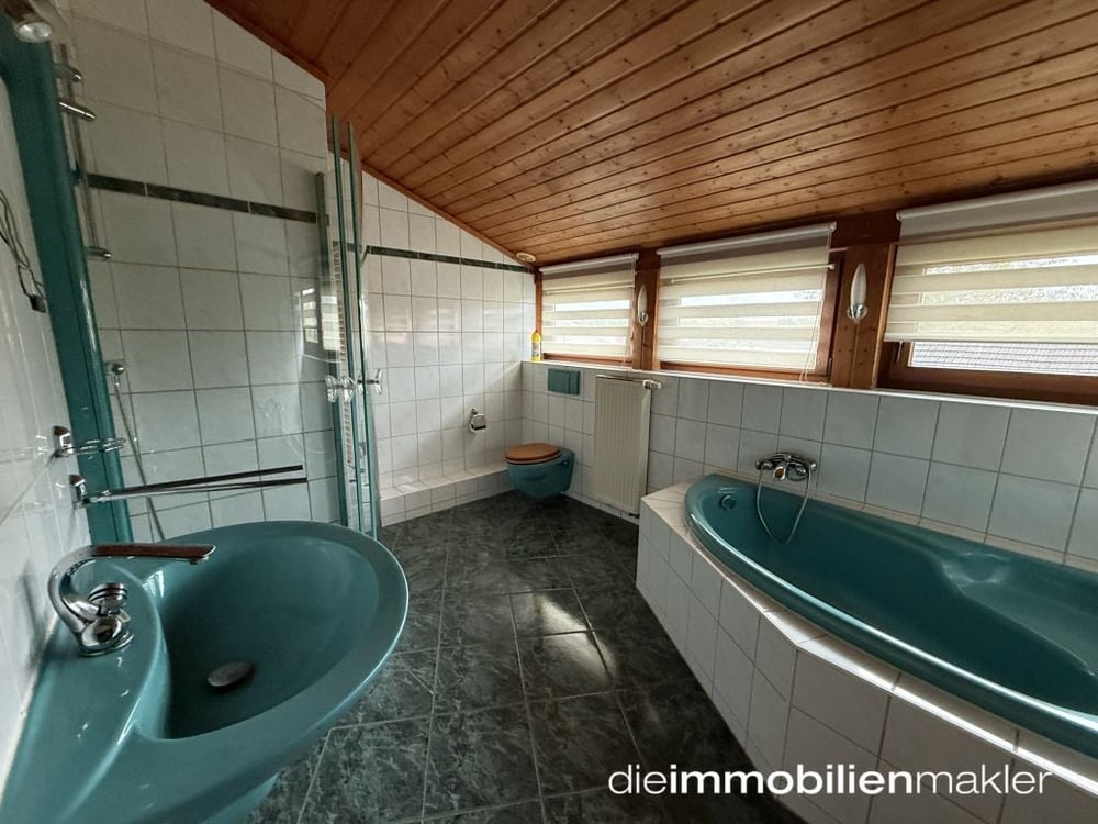 Bad im Dachgeschoss
