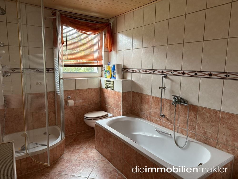 Bad mit Wanne und Dusche