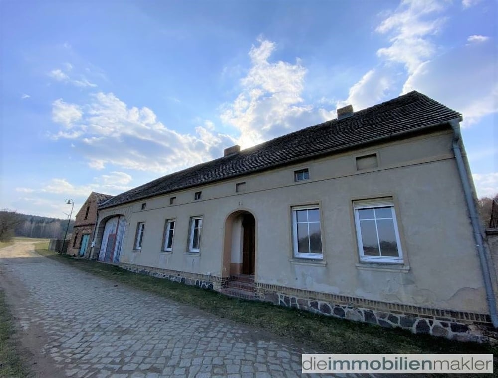 Idyllischer Vierseitenhof mit Scheune, Stallungen und großem Grünland