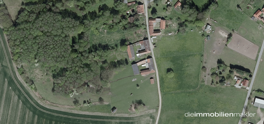 Idyllischer Vierseitenhof mit Scheune, Stallungen und großem Grünland - 17.140 m²