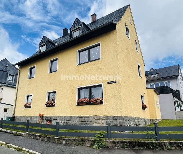 **Kapitalanlage mit Herz – gepflegtes Mehrfamilienhaus mit drei Wohneinheiten und Garagen**
