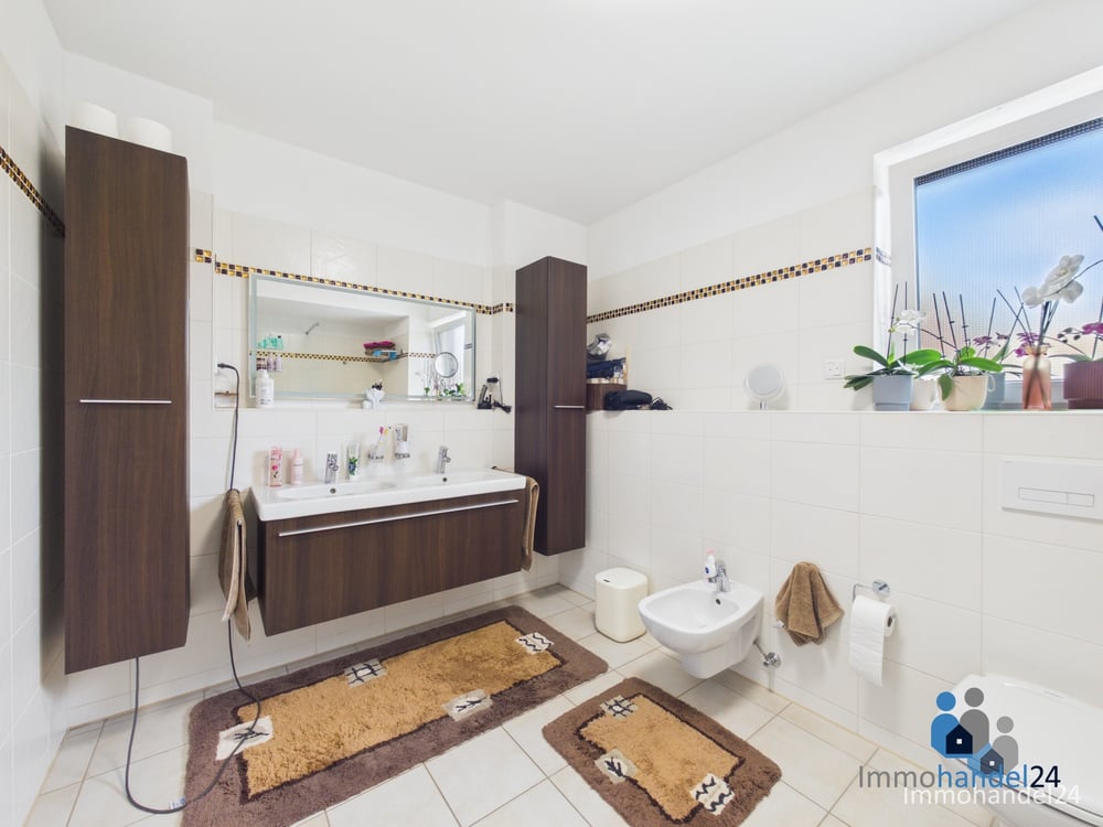 Badezimmer mit großer Dusche