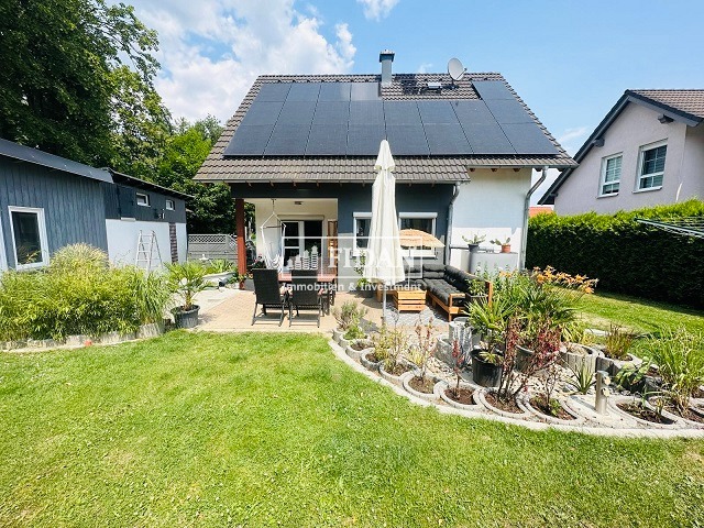 Gartenansicht mit PV nah