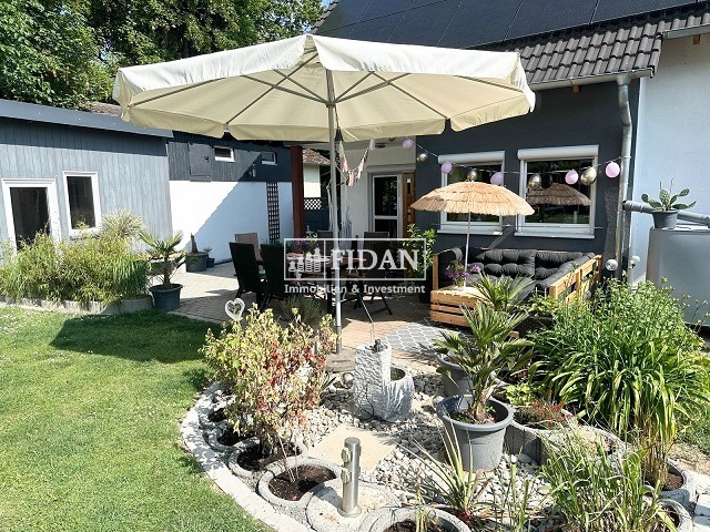 Terrasse mit Nebengebäuden