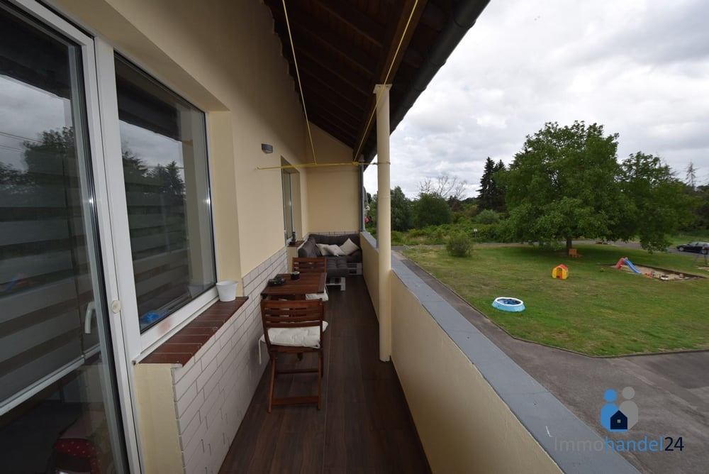 großer rückwärtiger Balkon
