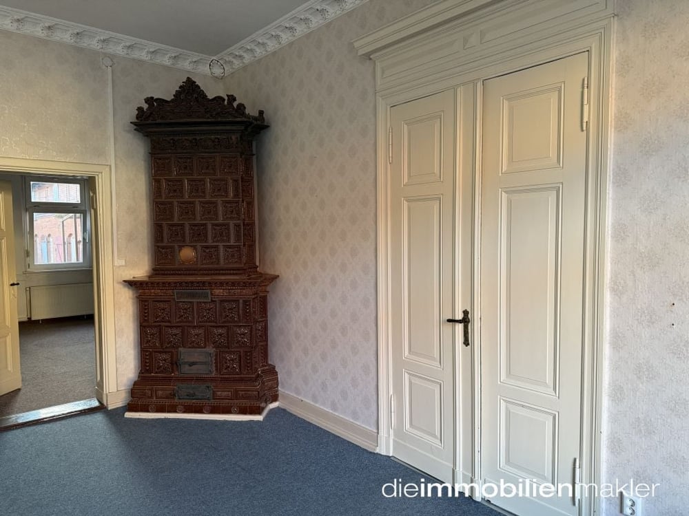 Zimmer mit altem Ofen