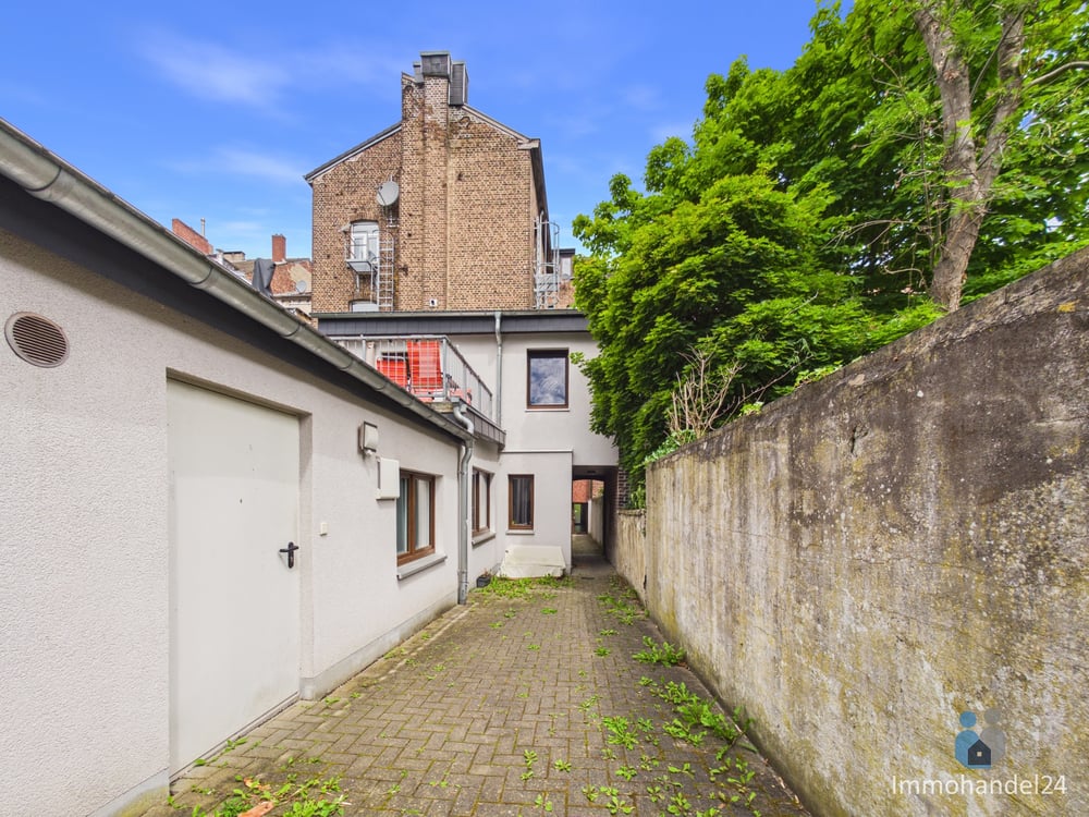 Rückfront mit Anbauten