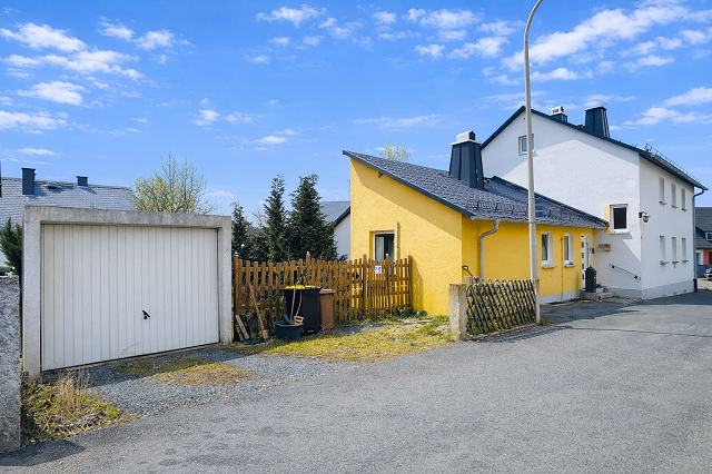 Ansicht mit Garage