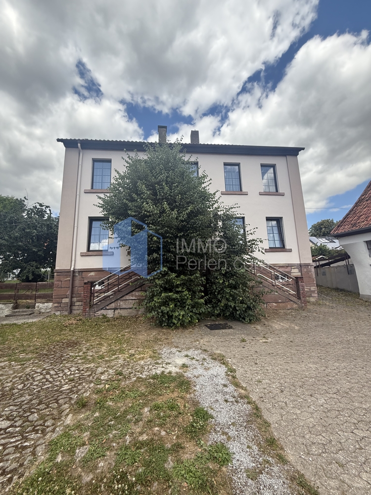 Außergewöhnliches Wohnhaus mit Nebengebäuden in Warburg-Germete
