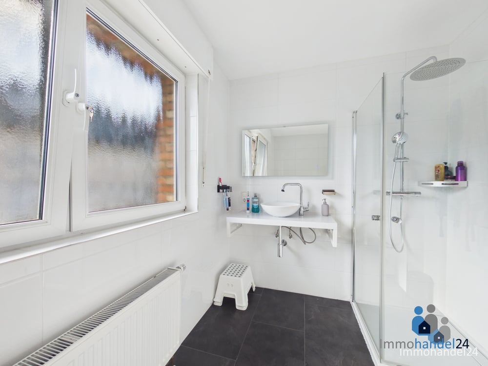 Bad mit Fenster, Dusche, Wanne