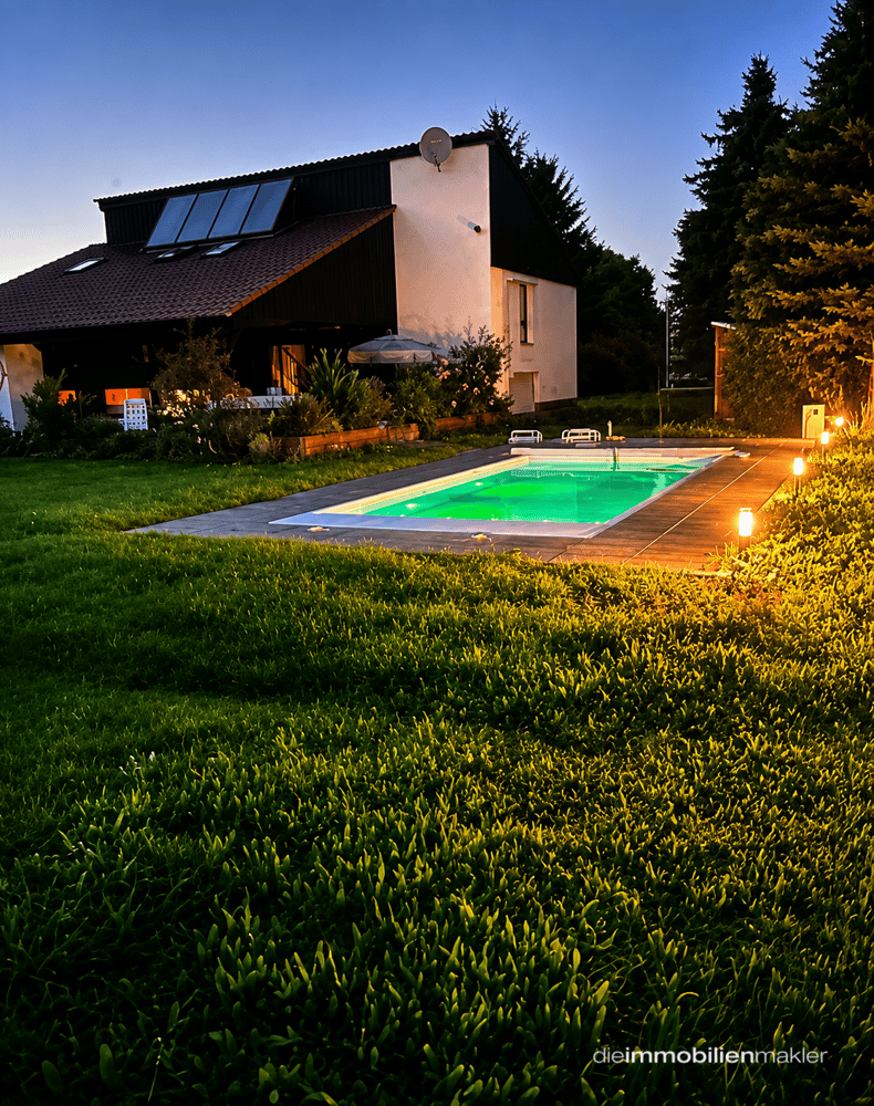 Pool in der Dämmerung