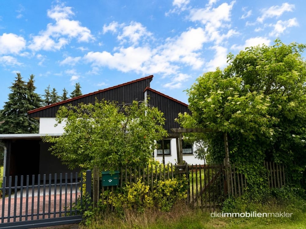 Hausansicht mit Carport 