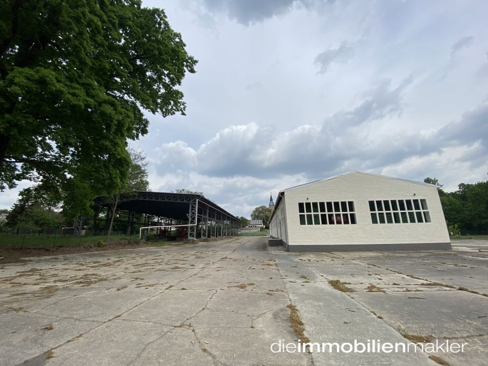 Großes Gewerbegrundstück mit 2 Hallen und modernisierten Büros