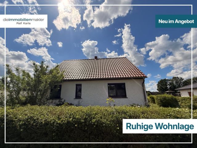 Kleines Einfamilienhaus in ruhiger Dorflage mit Nebengebäuden, Garagen und herrlichem Weitblick