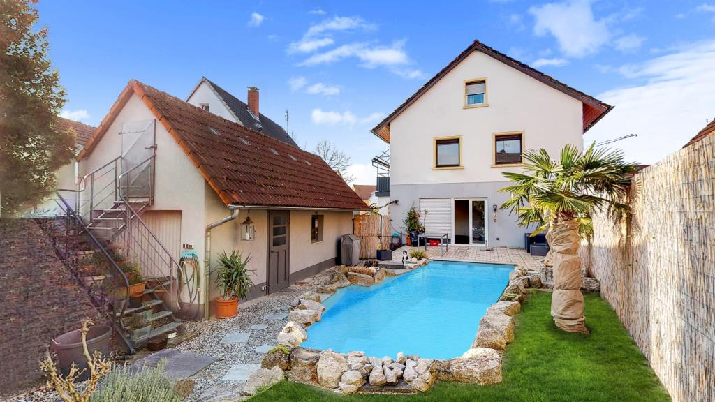 Ein Traum von Garten. Wasser plätschert vor der Tür 