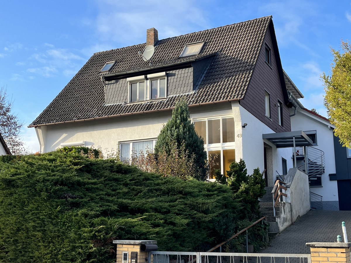Renovierungsbedürftiges Ein- Zweifamilienhaus mit Fernblick in Roßdorf