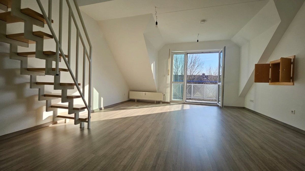 Helle 2-Zimmer-Dachgeschosswohnung mit Galerie und Balkon in ruhiger Lage in Hallbergmoos