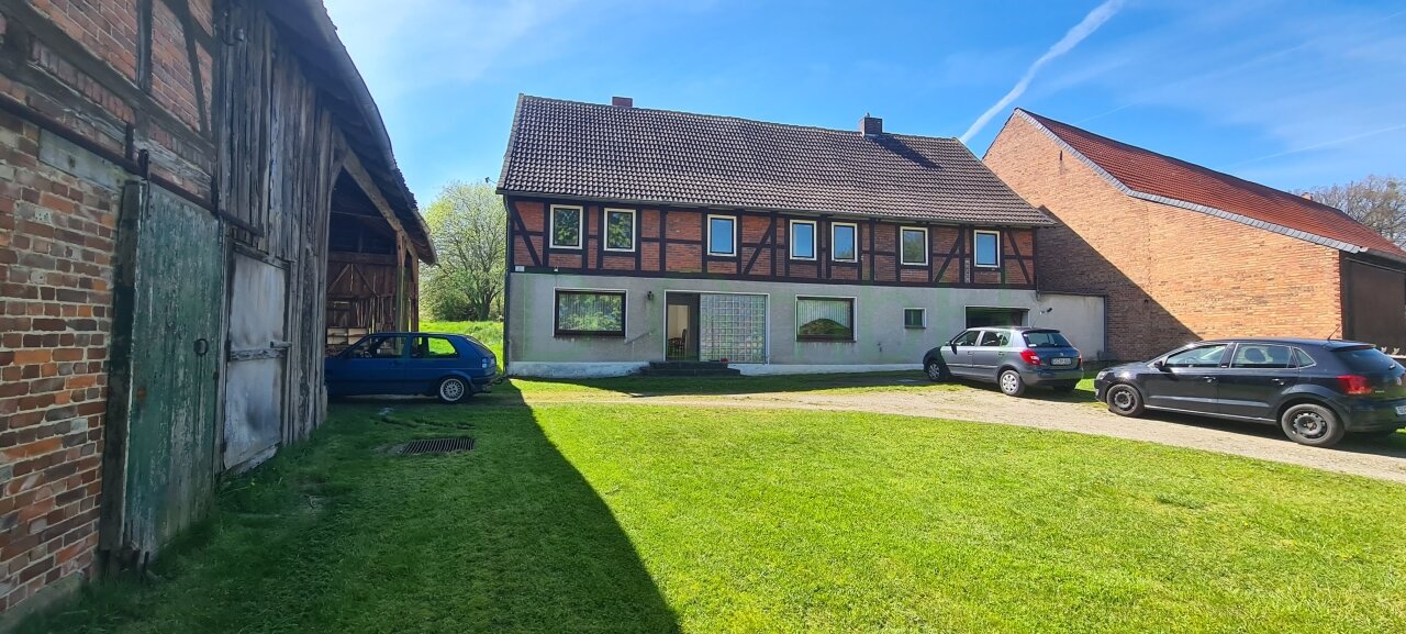 Ehemaliger Bauernhof, Hofstelle mit Wohnhaus, Scheune und großem Grundstück