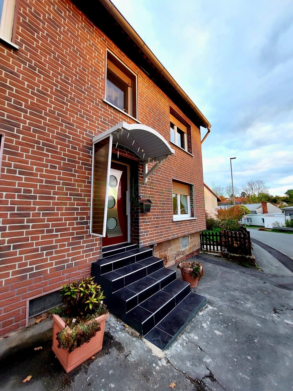  Gelegenheit gegen Gebot: Saniertes Mehrfamilienhaus mit großen Scheunen und Garagen, ideal für Handwerker und Tierfreunde. Aktuelles Gebot:239000EUR !