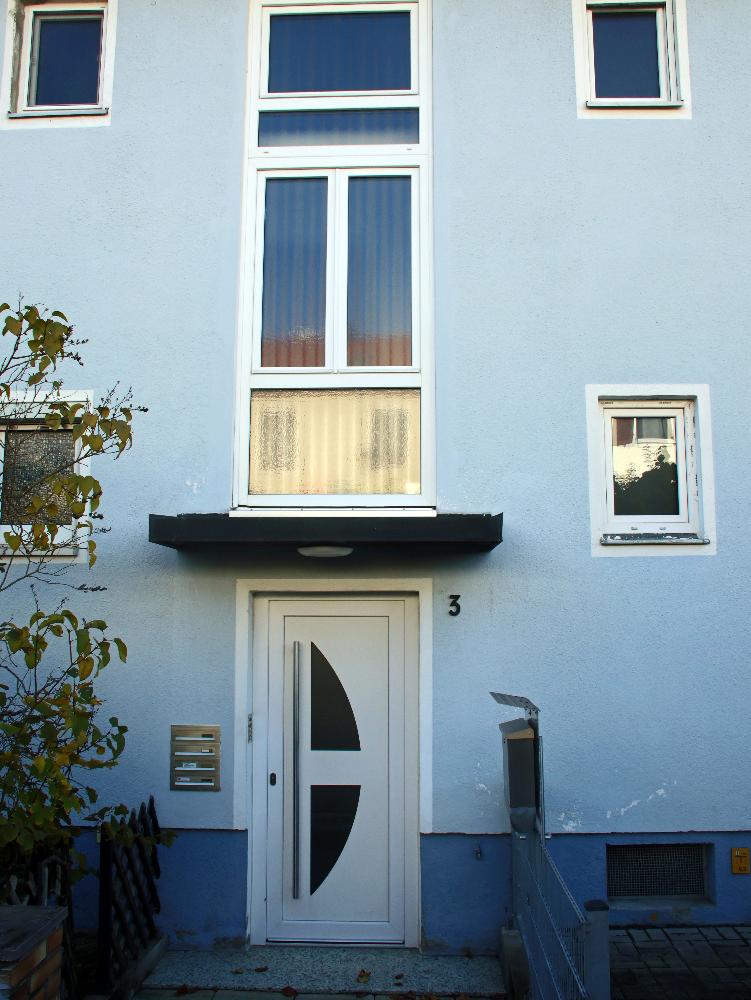 Helle 2 Zimmer EG-Wohnung mit Terrasse, kleinem Garten, großem Keller und Werkstatt