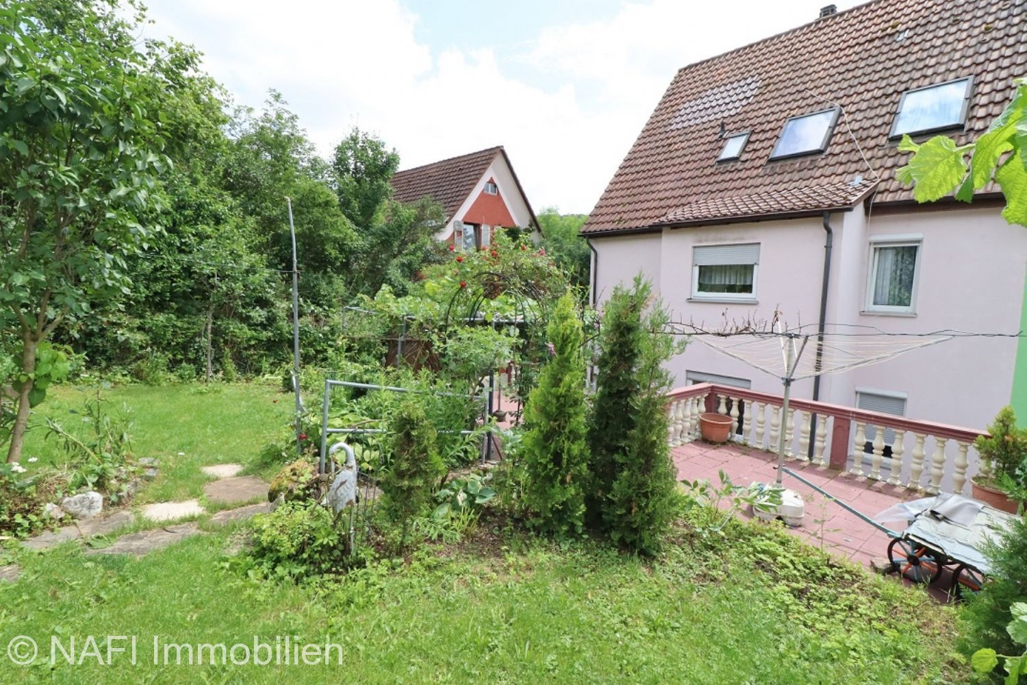 Solides Mehrfamilienhaus in gepflegter Wohnsiedlung in Stuttgart/Hedelfingen