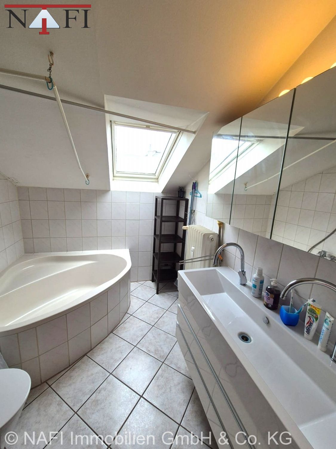 Sanierte 2,5-Zimmer-Wohnung im Dachgeschoss mit Stellplatz und EBK