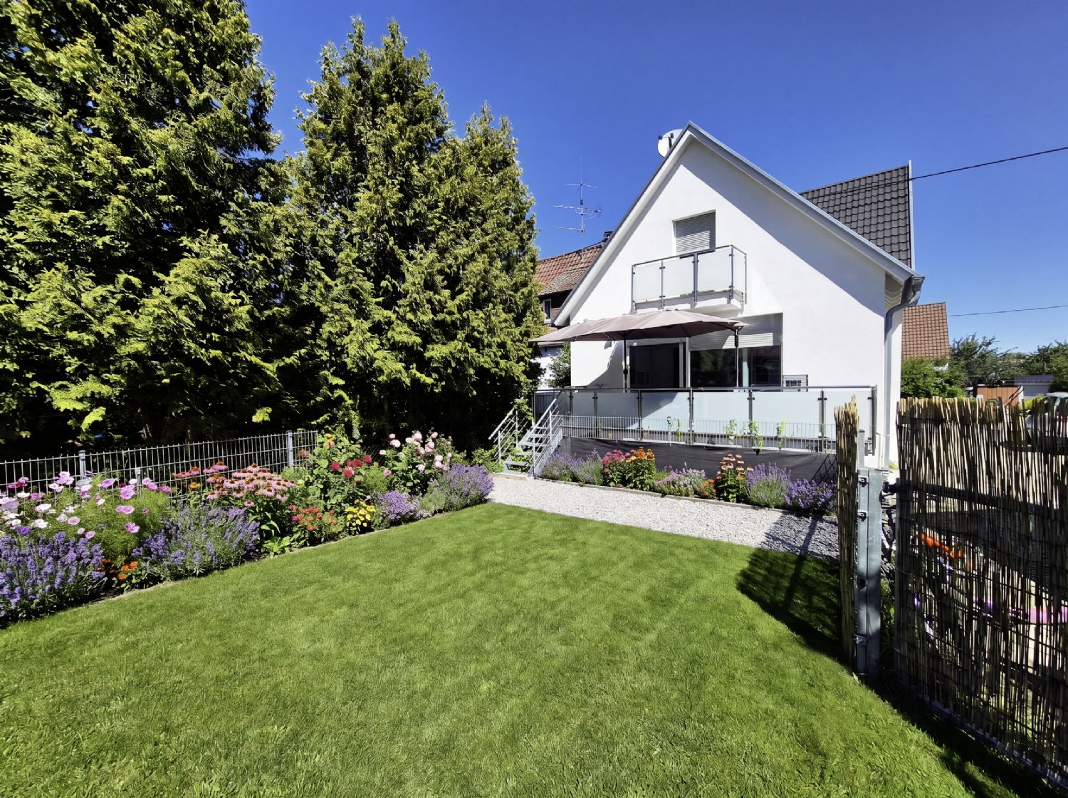 Familientraum mit Zukunft: Modernisiertes Einfamilienhaus mit Einliegerwohnung und Sonnengarten
