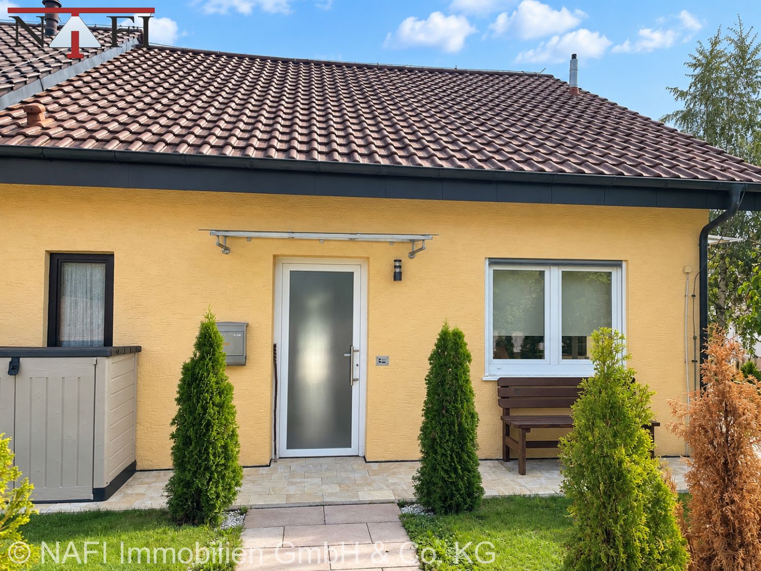 **Gepflegte Doppelhaushälfte in bester Ausblickslage, großem Gartenanteil, Süd-Balkon und Garage**