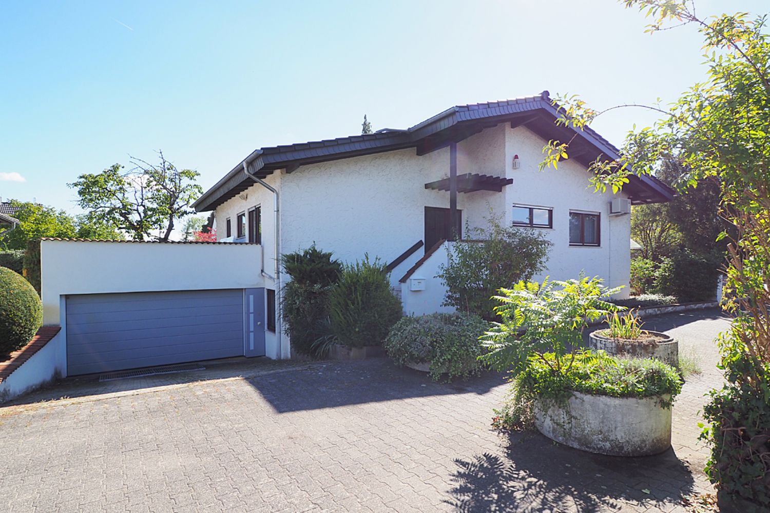 Außenansicht mit Garage