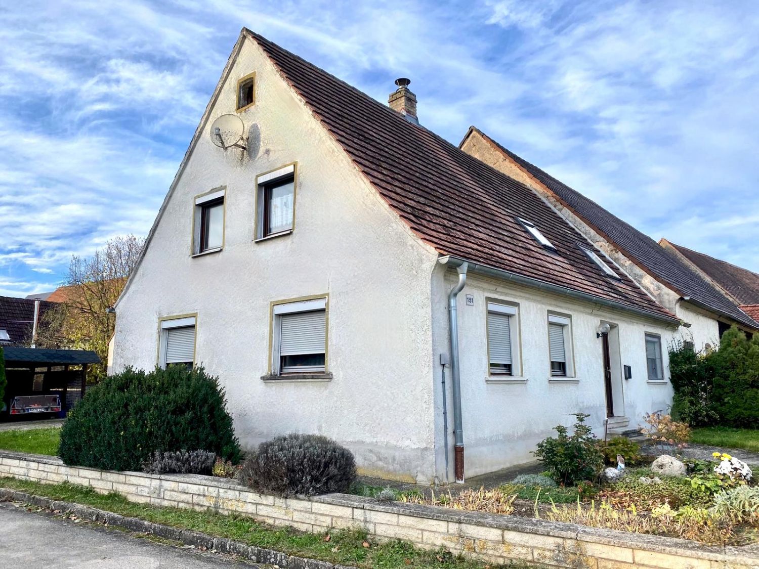 Schönes EFH mit Garten, großer Garage und Carport (Renovierungsbedürftigt)