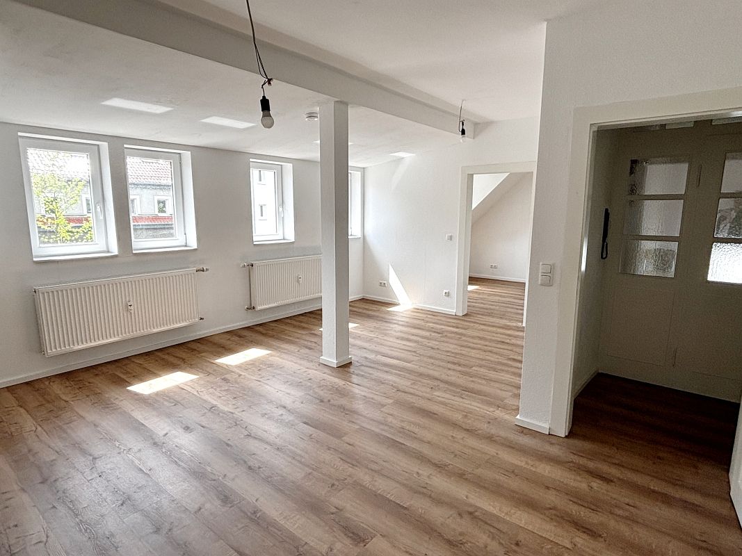 Erstbezug nach Sanierung: Helle 3-Zi.-Wohnung, optional EBK & Top-Dämmung – ideal für 1-2 Personen