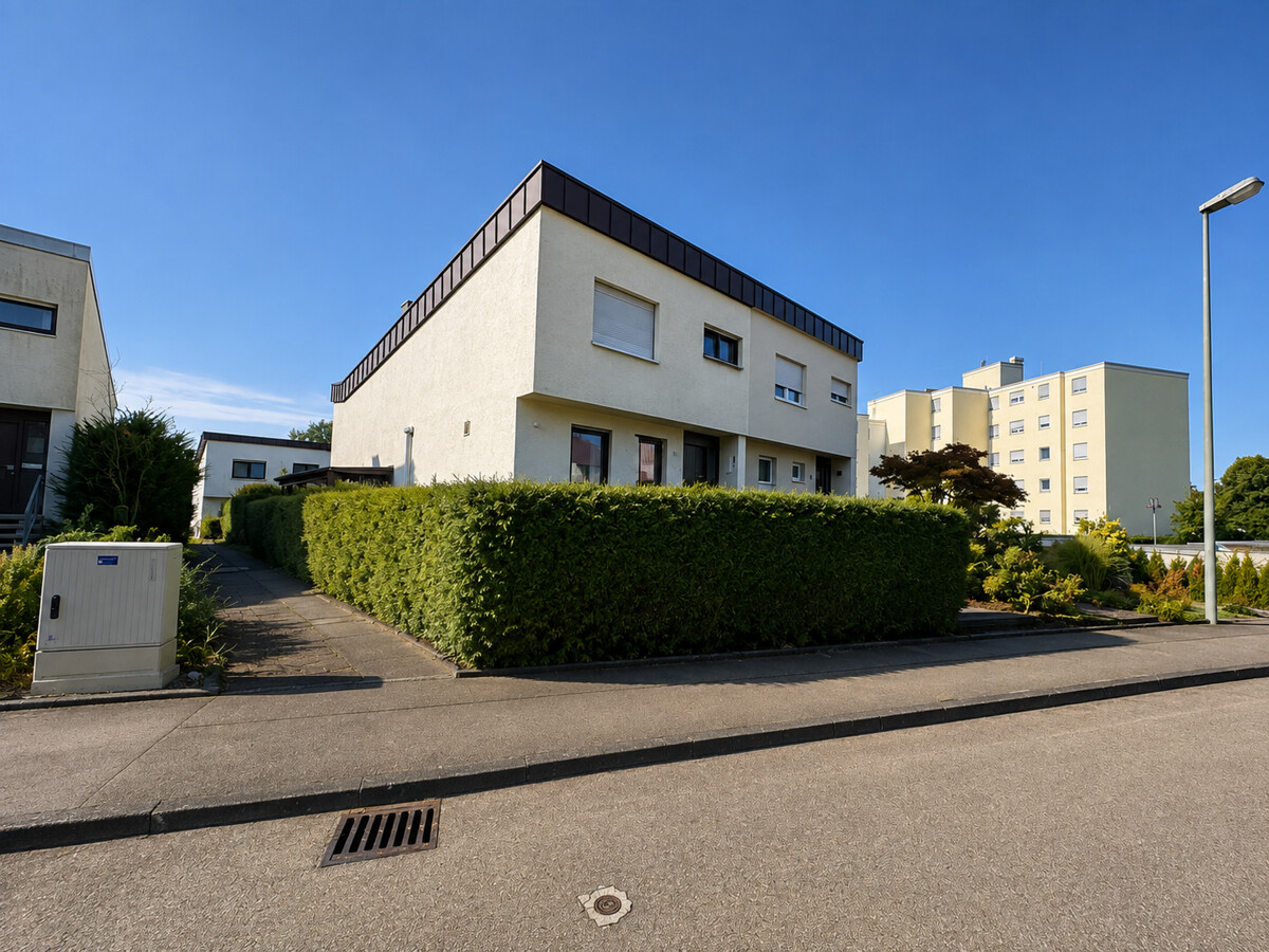 Familienglück mit Garten: Modernisiertes Reiheneckhaus in schöner Lage