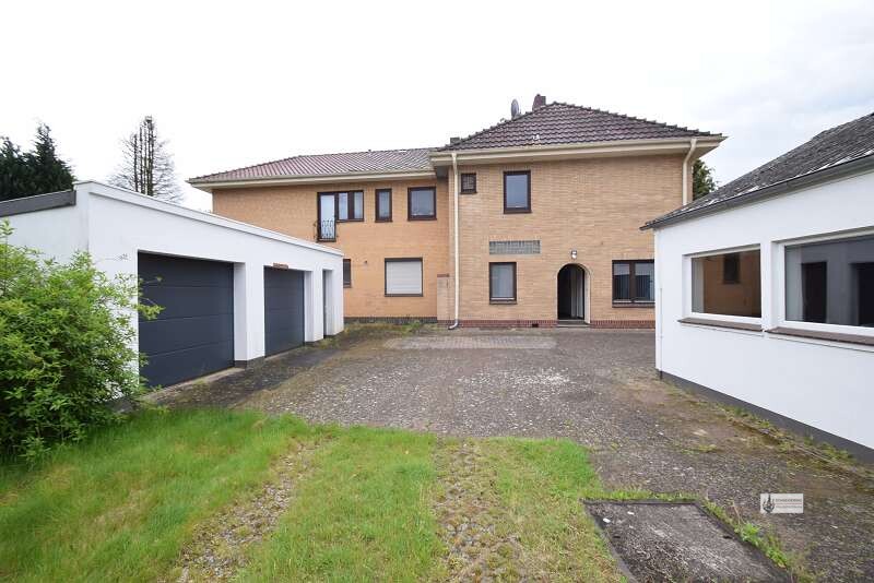 Modernes Bürogebäude
Möbliert mit großer Lagerhalle
und Carport mit Stellplätzen