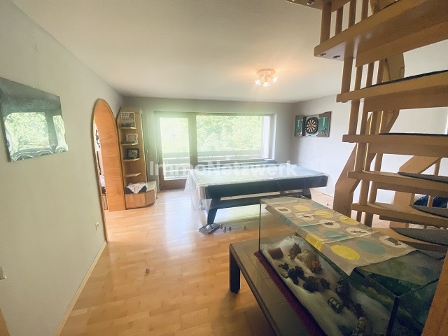 Wohnzimmer 1 OG mit Balkon und Treppe zur DG Wohnung
