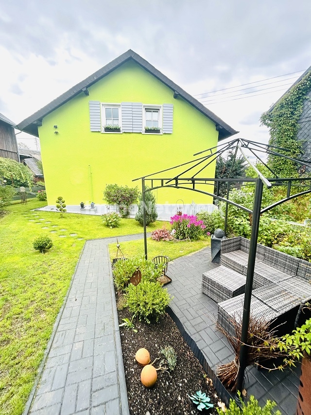 Ansicht seitlich vom Garten Terrasse