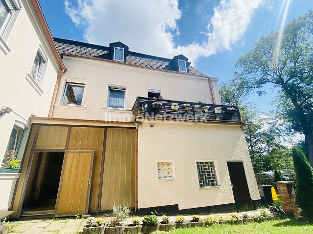 Ansicht Balkon und Eingang Haus