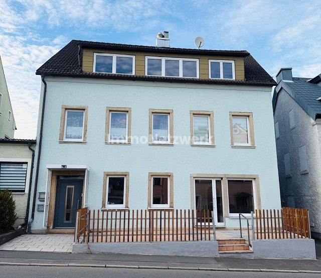 **Vielseitiges Wohn- und Geschäftshaus im Herzen von Konradsreuth**