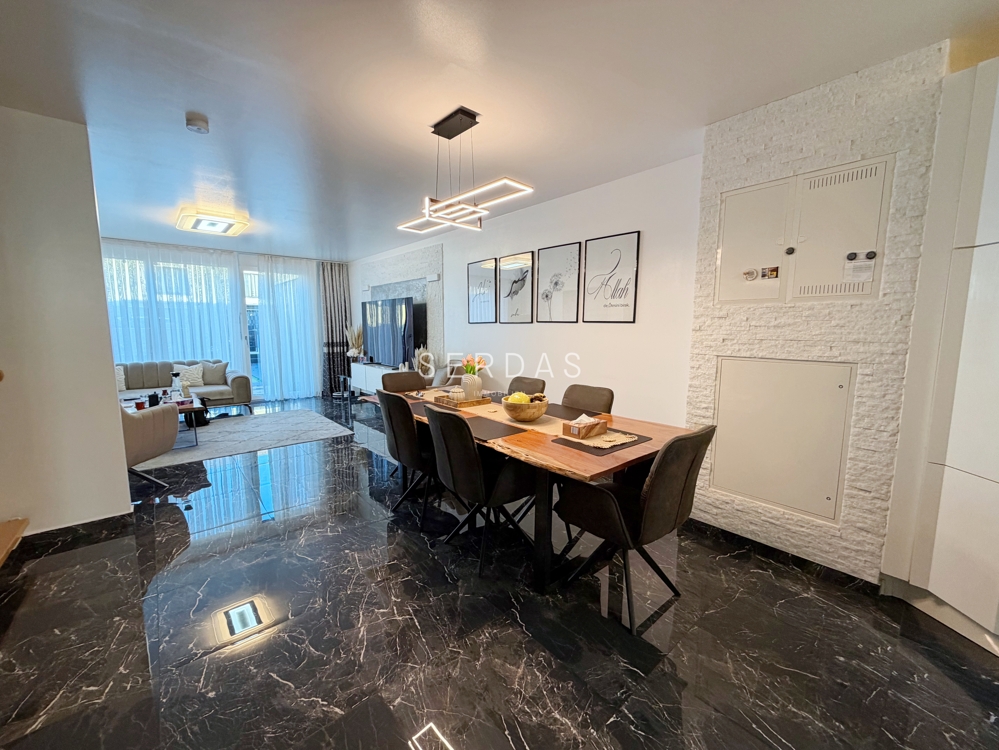 Neuwertiges RMH (BJ 2017) mit 145 m², 5,5 Zimmer, 2 Bädern & Garage