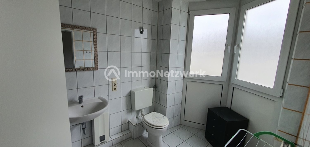 Bad Wohnung links