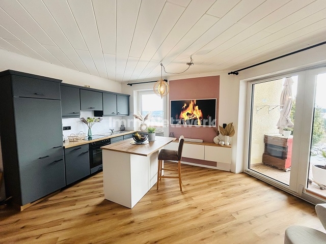 Wohnzimmer Ansicht mit Küche und Terrasse