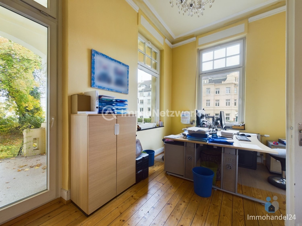 rückwärtiges Büro / Schlafzimmer